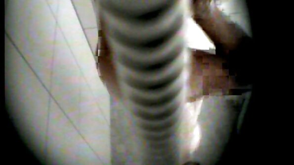 Sarışın bal yeniyetmə rəfiqəsinin yanındadır, üçlüyə girir