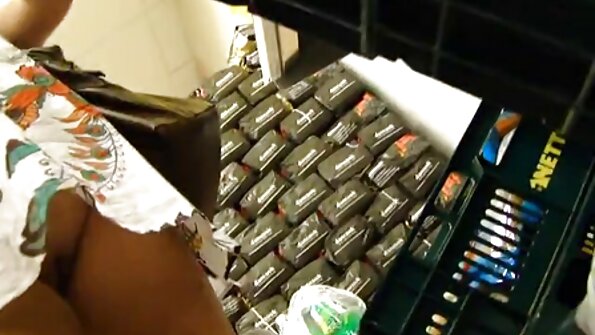 Üzündə şiddətli görünüş olan bir sarışın sikilir