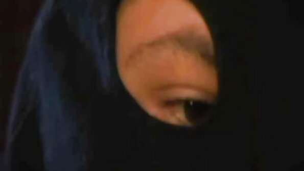 Masaj masasında olan qaraşın qadın bərk sikilir