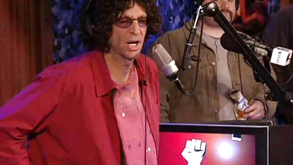 Böyük döşləri olan sinəli qadın sikilir və bu onun xoşuna gəlir