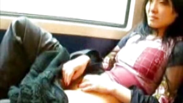 Qaynar cüt döşləri olan bir cücə böyük bir sikin üstündə oturur