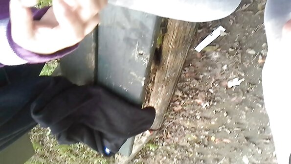 A uyğun qadın çarpayı və o, onun pişik bir dildo əldə edir