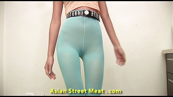 Uzun saçlı və seksual pişik olan bir qız seksual götündən tutulur