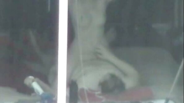 Yaxşı görünən götlü isti sarışın onun qapmasında sikilir