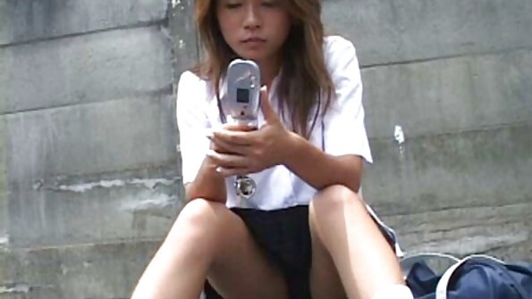 Möhkəm bir eşşək ilə isti bir qırmızı baş çarpayının üstündə bir xoruzun üstündədir