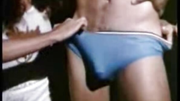 Kiçik döşləri olan seksual şeyi partnyoru hovuzun kənarında sikdirir