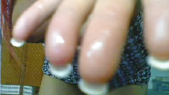 Balaca döşlü fahişə əzmək üçün kişisinə özünü göstərir