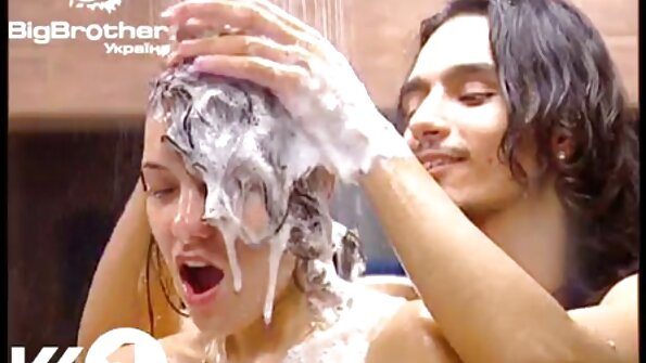 Solo qız bizdən əvvəl orqazm almaq üçün öz pişiyinə dildo yapışdırır