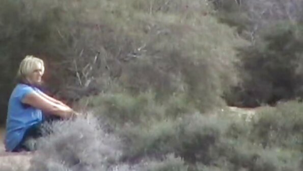 Bloke qarğa saçlı gözəllə isti seks edir