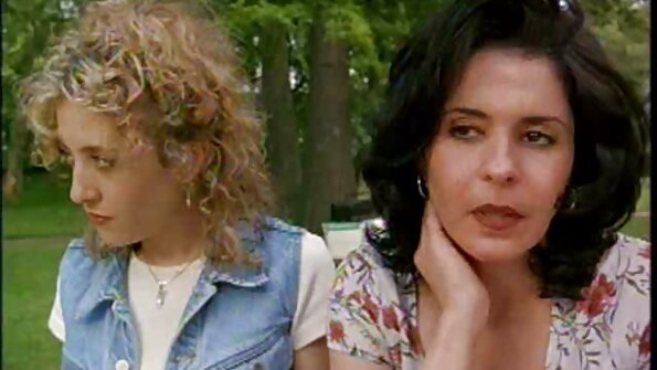 Döşləri böyüdülən sarışın seksual kiçik ayaqlarından istifadə edir