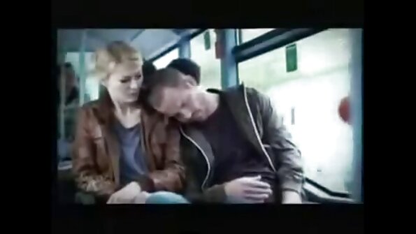 Bimbo incə yuvarlaq götünün içinə hər şeyi daxil edir