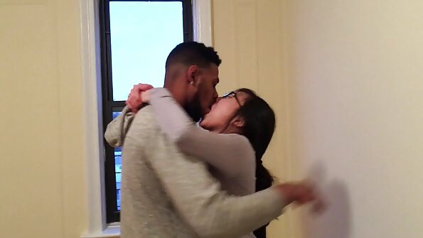 Seksual ağzı olan bir qancıq çox əmmək edir və xoşbəxtdir