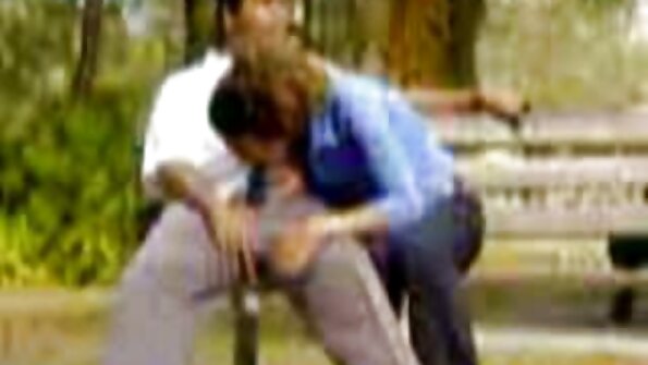 Qara bir oğlan böyük şərabı ilə gənc qadına sataşır