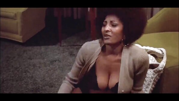 Qara saçlı qancıq rezin yumruğunu nəm pişiyinin içinə itələyir