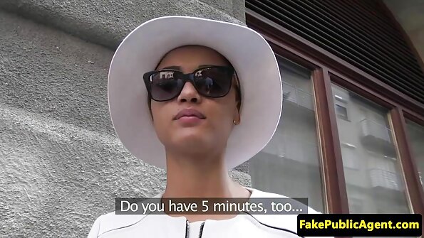 Alt paltarında olan qaraşın qadın öz pişiyini geniş açır