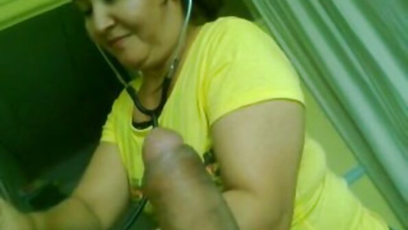 Cücənin içində olduğu cazibədar üçlükdə iki kişi onu sikdirir