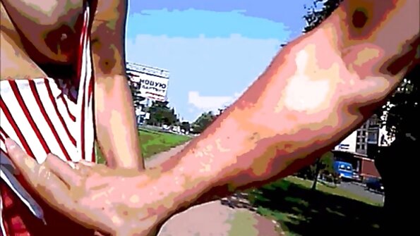 Gözəl bir bal idman zalında pişik və döşlərini ələ salır