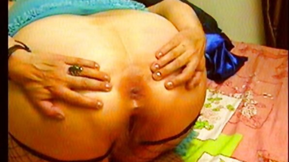 Cücə ikiqat nüfuz etdikdən sonra hər iki xoruzu ağzı ilə cilalayır