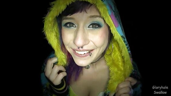 İsti bir sarışın dodaqlarını sərt sikin ətrafında çox yaxşı sarar