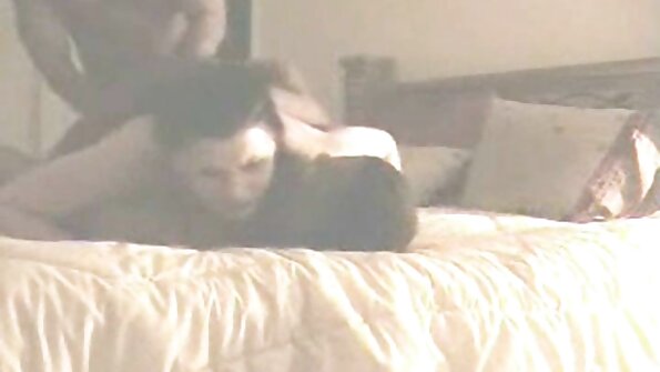 Mavi gözlü isti bir sarışın böyük bir sərt xoruza isti şeylər edir