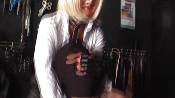 Seksual qadın öz pişiyini vibratorla sığallayır