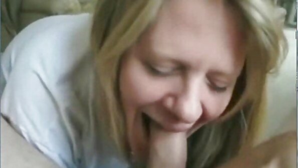 Təbii döşləri olan isti qadın məktəbdən olan dostu ilədir