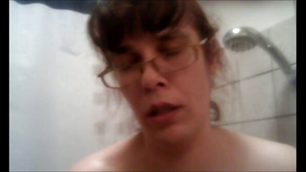 Sekslə məşğul olmağı sevən arıq kiçik həvəskar çarpayıda sikilir