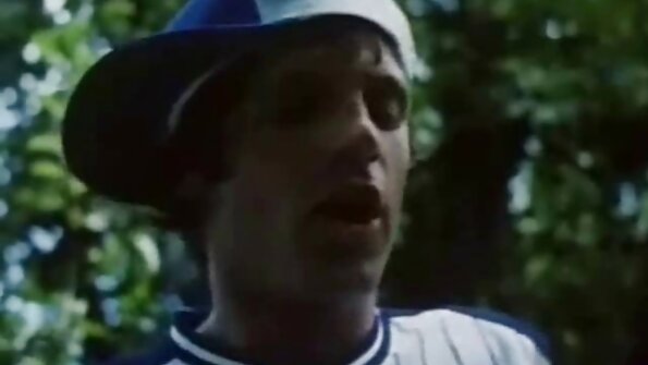 Sarışın babe böyük horoz sürmək sonra o, arxadan sikilmiş olur