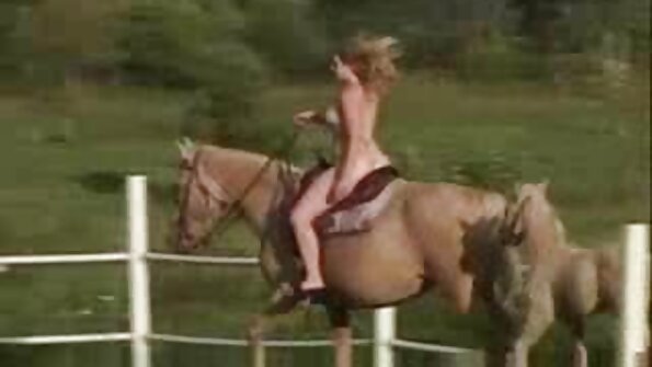 Sarışın sevgilisinin sərt və böyük xoruzu ilə isinir