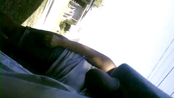 Sarışın özü ilə, onun yaş amcık içərisində böyük bir dildo itələyir