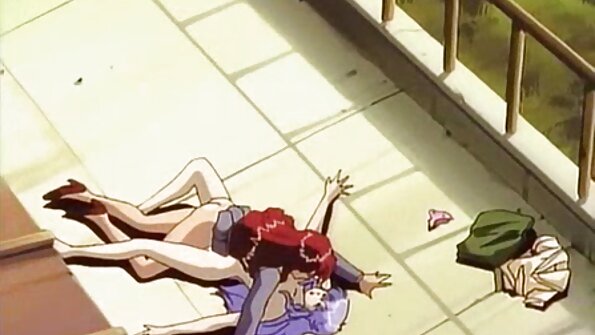 Esmerin pişiyi eyni vaxtda iki xoruzu qarşılaya bilir