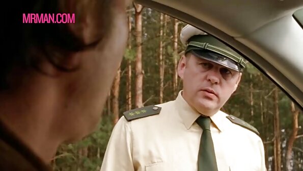 Anal sevən bimbo sikişmək üçün göt yanaqlarını açır