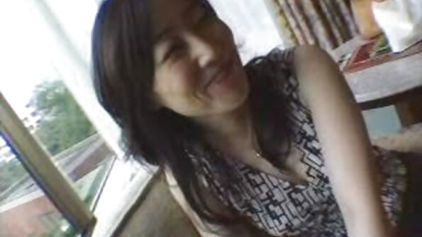 Seksual amcığı olan sarışın yetkin körpə böyük xoruzla məşğul olur