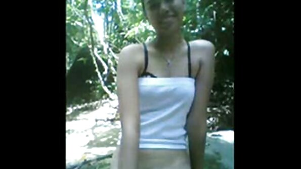 Seksual götlü sarışın yaxından anal şəkildə sikilir