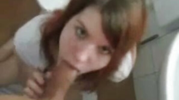 Qaraşın öz klitorunu masaj edir, çünki o, həqiqətən sərt şəkildə sikilir