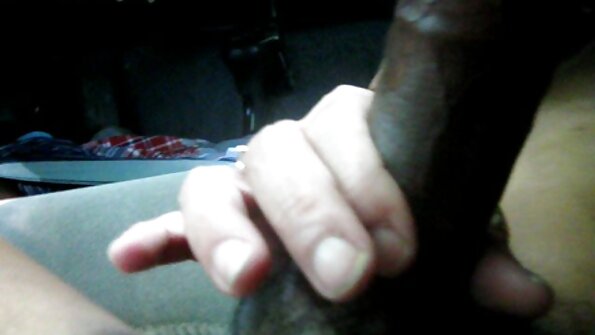 Busty qaraşın yağlanır və masaj masasına nüfuz edir