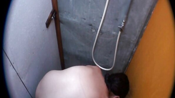 Bir cücə masaj masasındadır, köhnə bir dostum tərəfindən sıxılır