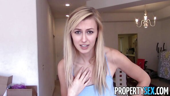 Qırmızı corabları olan cücə, böyük bir pekeri yalayır