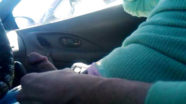 Ləzzətli solo qız enmək üçün bir neçə seks oyuncağından istifadə edir