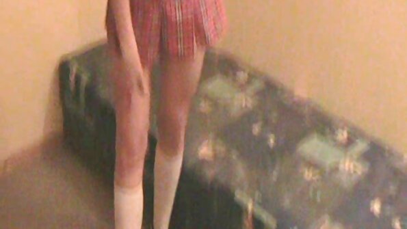 Sitayişə layiq qırmızı saçlı məktəbli qız müəllimin sikinin dadına baxmağa hazırdır