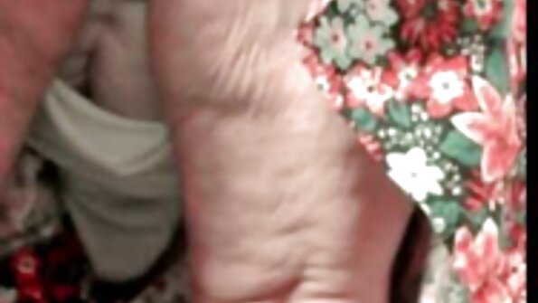 Eynəkli bir adam azğın yaşlı qadından zərbə alır