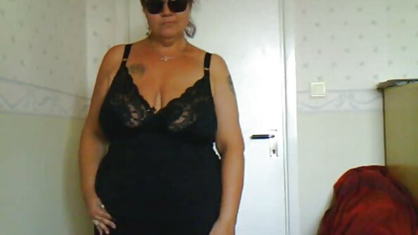 Sikişməyi sevən azğın fahişə partnyorunun üstündədir