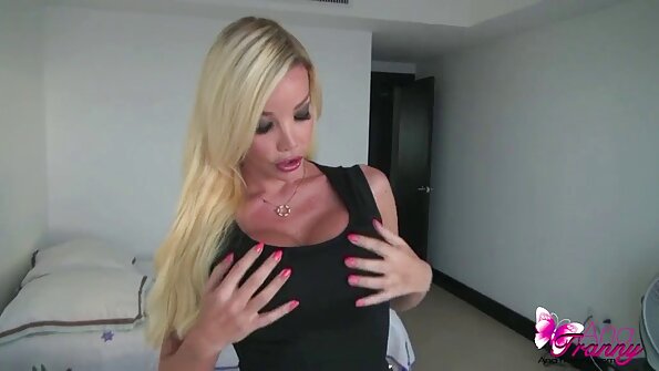 Gözəl bədəni olan Latina öz sıx götündə sikilir