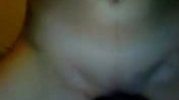 Qara damazlıq bir anda iki isti ağ cücəni döyür