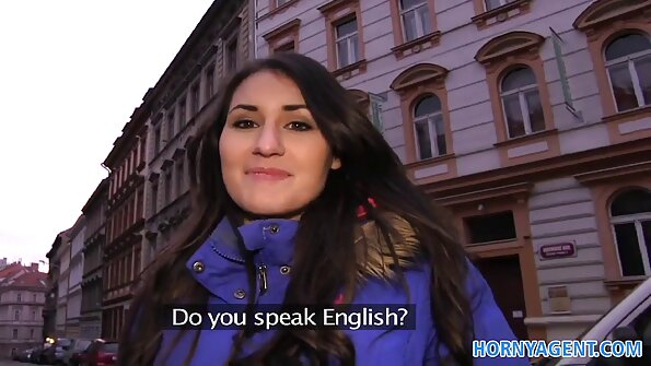 Uzun saçlı sarışın mətbəxdə anal seksdən həzz alır