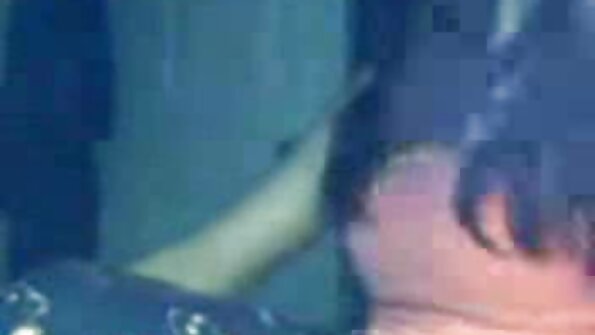 Mavi gözlü bal onu həqiqətən isti və seksual kiçik götünü silkələyir