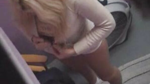 Eynəkli bir körpə bu gün bəzi sevənlər üçün öz pişiyini açır