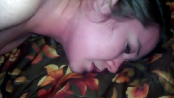 Böyük bir xoruz ilə böyük bir dostum bu isti qancıqları yaş pişiklə öpür