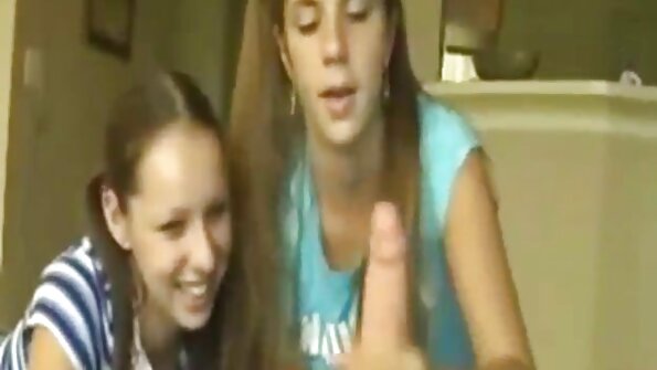 Anal seksdən ləzzət alan bir qadın böyük bir xoruz qəbul edir