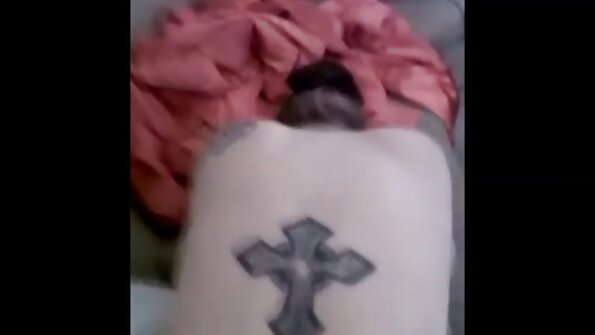 Anal sevən sarışın partnyorundan öpüşlər alır